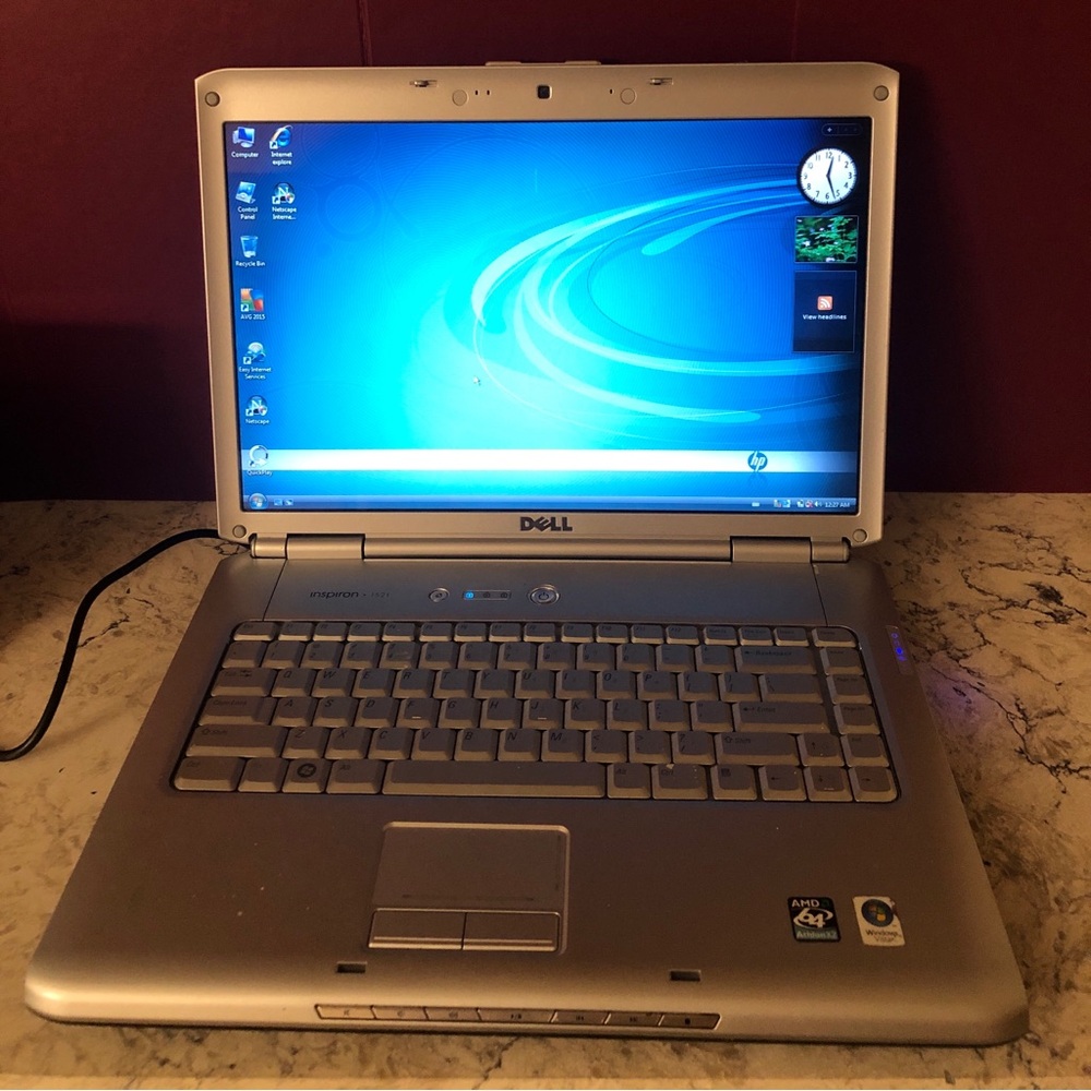 Dell Inspiron 1521 - AMD 64 Athlon x2 Laptop w/Stand